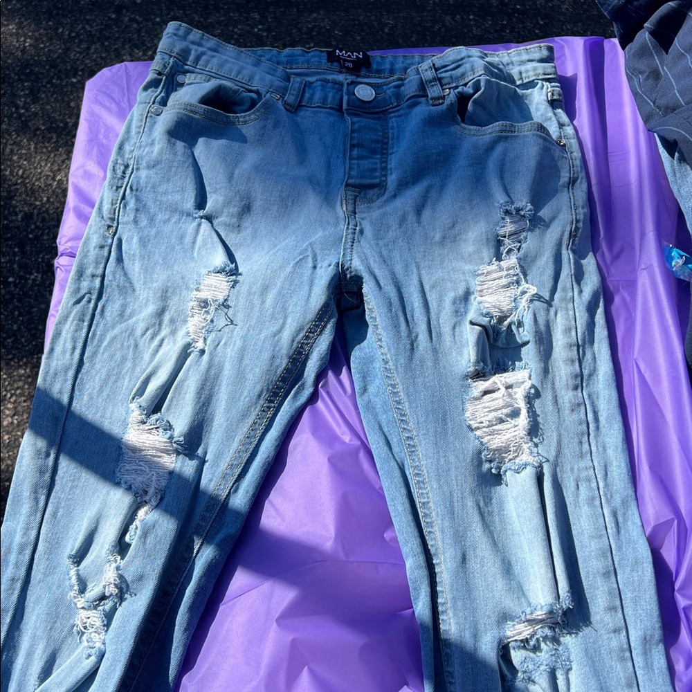 Boohoo Light Blue Ripped Jeans - Picture 2 of 2
